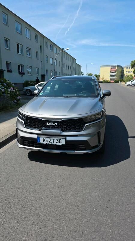 Grau Gebraucht 2022 Kia Sorento SUV | 43.000 € (Teuer) - Bild 1/4