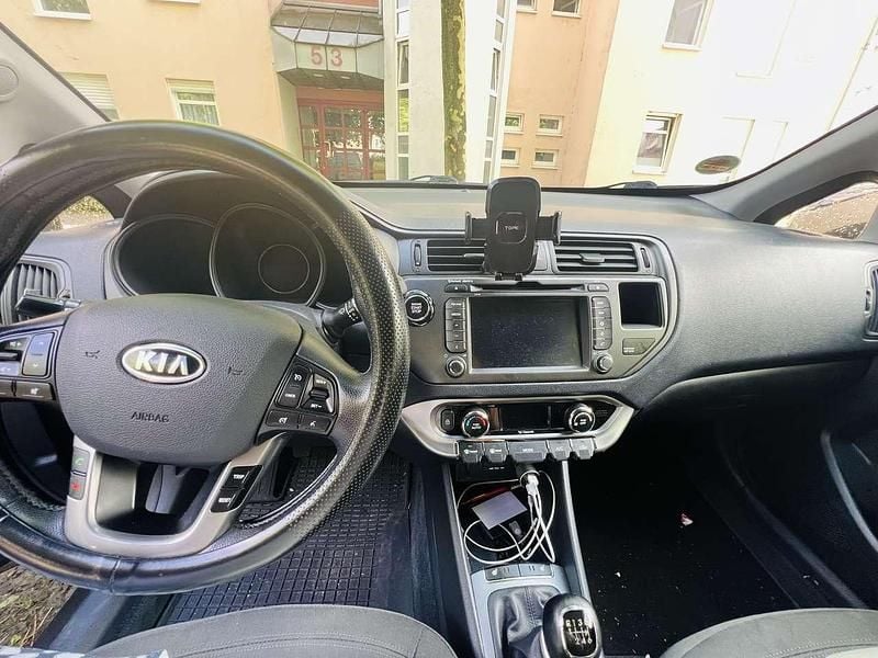 Braun Gebraucht 2011 Kia Rio Spirit Limousine | 2.800 € - Bild 1/4