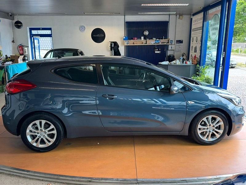Gebraucht Kia Ceed Sport 135 PS (99 kW) 2013 Blau Kleinwagen