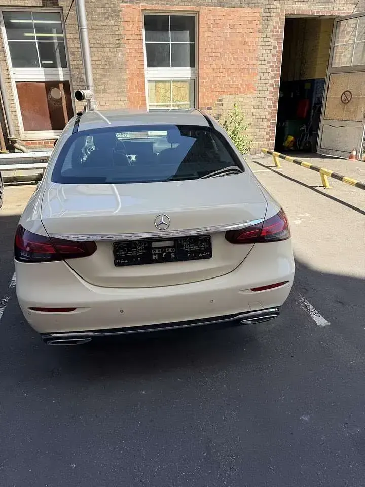 Gebraucht Mercedes E200 Avantgarde 160 PS (117 kW) 2022 Gelb Limousine
