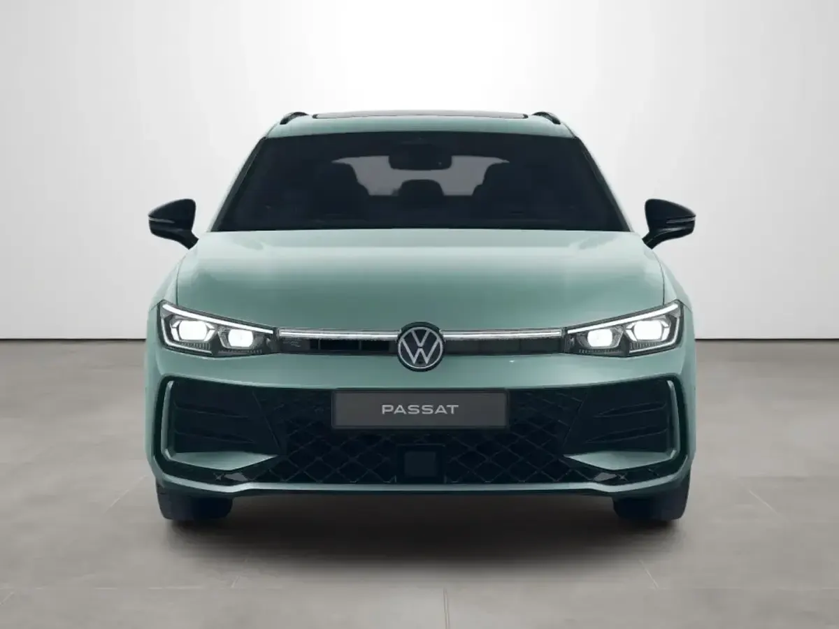 Gebraucht VW Passat R-line 150 PS (110 kW) 2024 Maripositgrün metallic Kombi