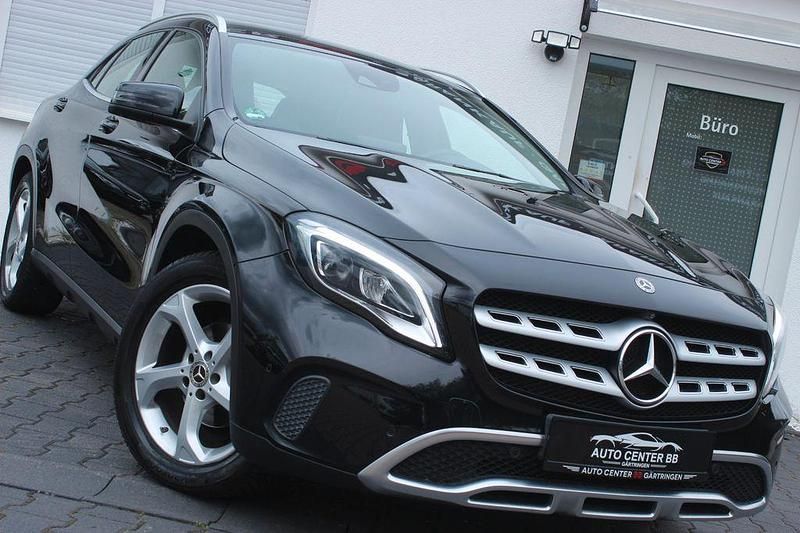 Schwarz Gebraucht 2019 Mercedes GLA180 Urban SUV | 15.950 € (Guter Preis) - Bild 1/4
