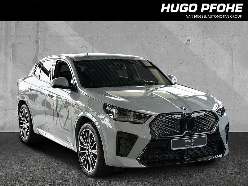 Grau Gebraucht 2025 BMW iX2 M Sport SUV | 57.989 € (Fairer Preis) - Bild 1/4