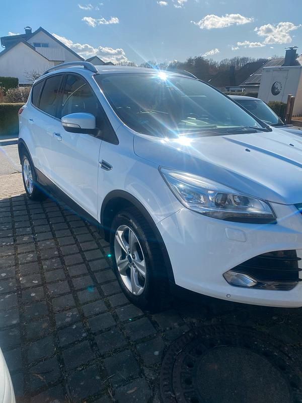 Gebraucht Ford Kuga Titanium 150 PS (110 kW) 2016 Weiß SUV
