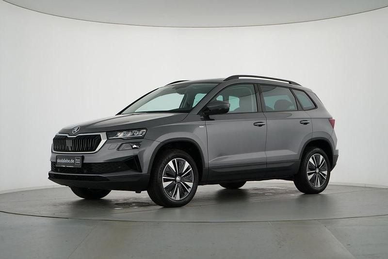 Graphitegrau metallic Gebraucht 2024 Skoda Karoq Tour SUV | 24.889 € (Guter Preis) - Bild 1/4