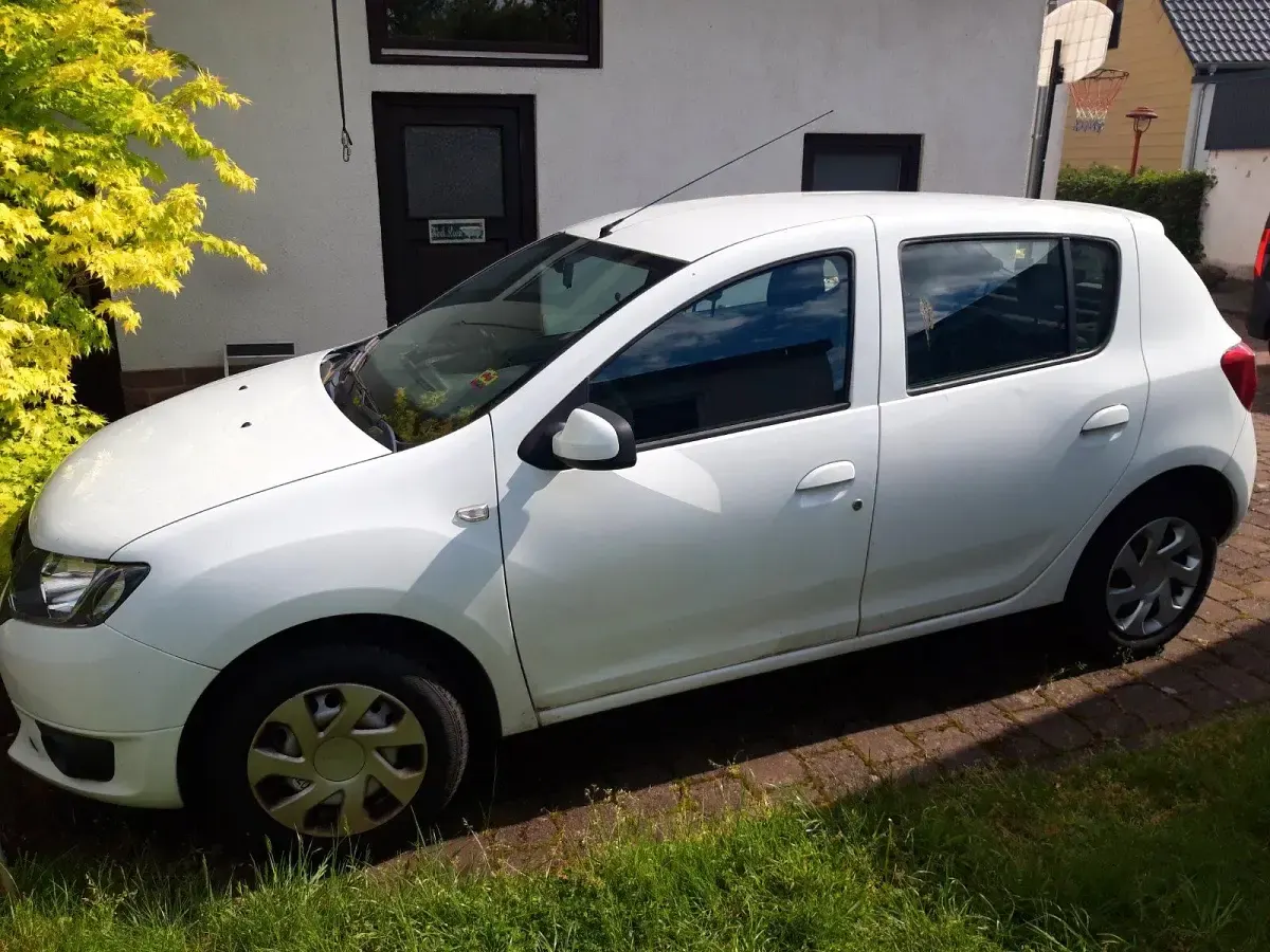 Gebraucht Dacia Sandero 75 PS (55 kW) 2016 Weiß Kleinwagen