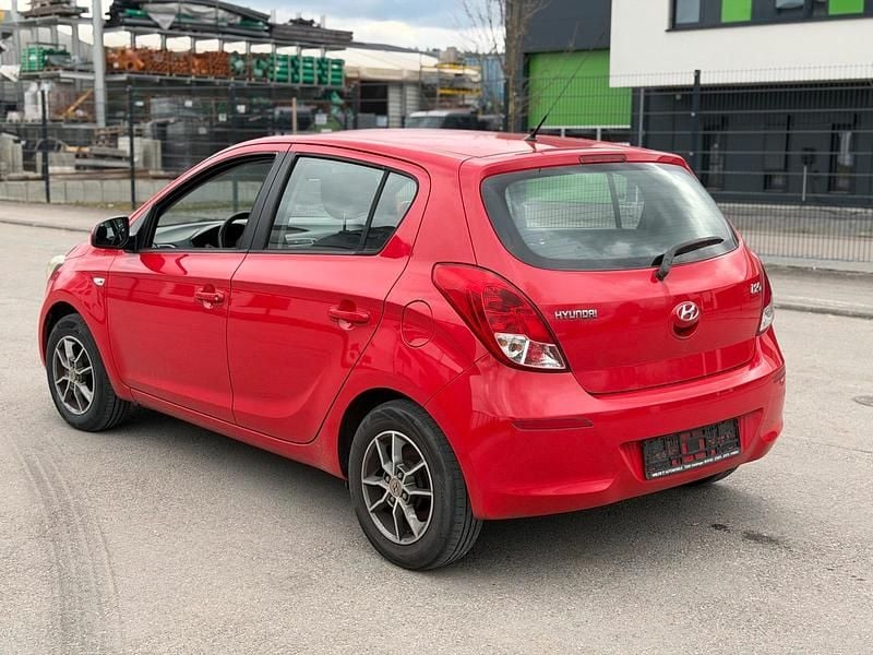 Gebraucht Hyundai i20 86 PS (63 kW) 2012 Rot Kleinwagen