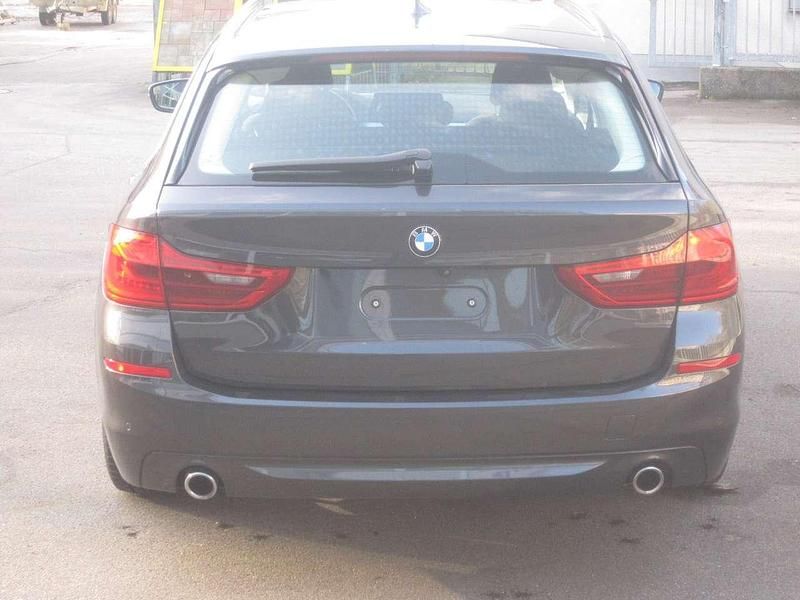 Gebraucht BMW 520 190 PS (139 kW) 2019 Sophistograu brillanteffekt (metallic) Kombi