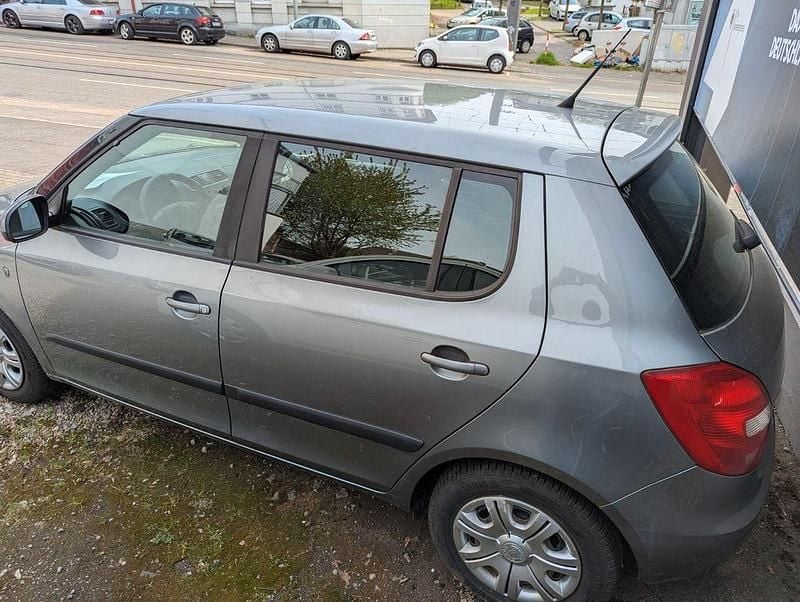 Gebraucht Skoda Fabia Ambition 60 PS (44 kW) 2012 Grau Limousine