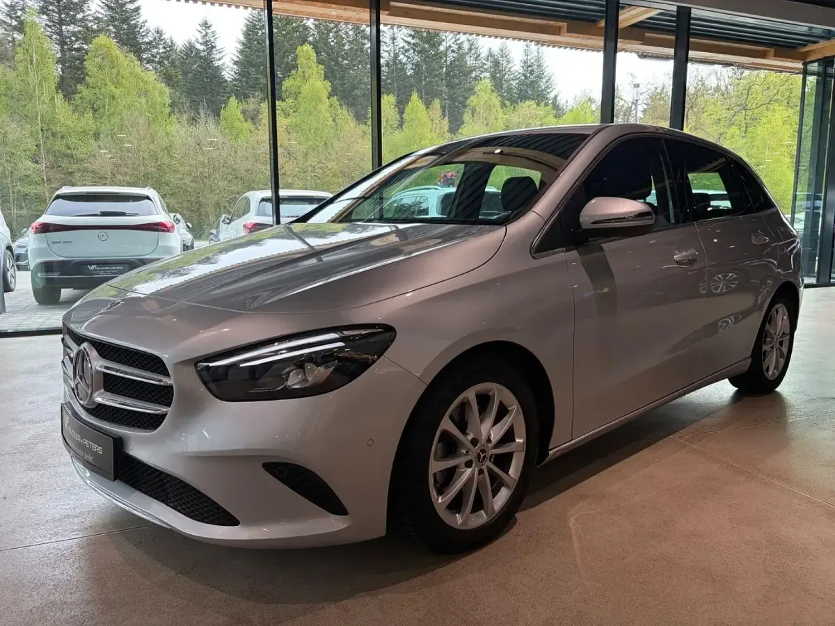 Gebraucht Mercedes B200 163 PS (119 kW) 2022 Silber Kleinwagen