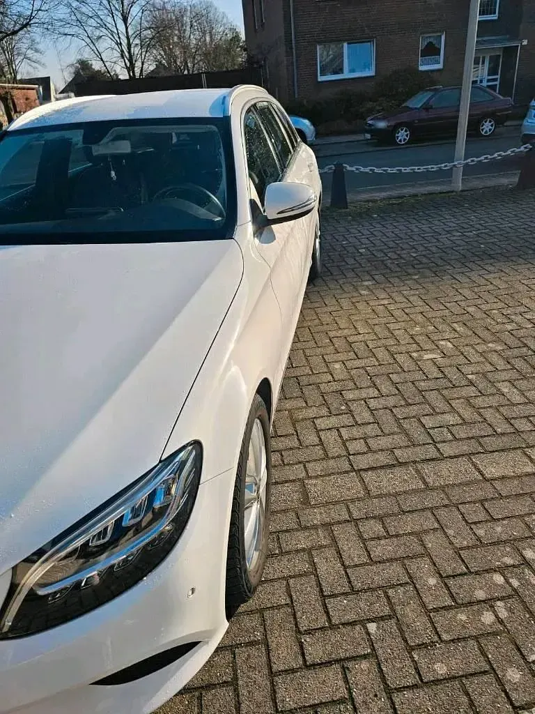 Gebraucht Mercedes C180 156 PS (114 kW) 2018 Weiß Kombi