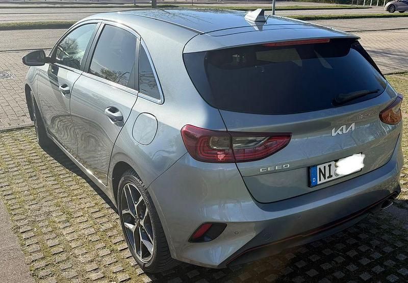 Gebraucht Kia Ceed Spirit 160 PS (117 kW) 2022 Silber Kleinwagen
