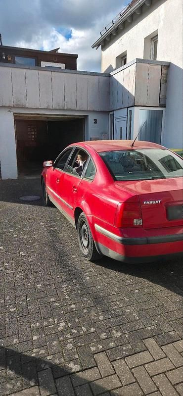 Gebraucht VW Passat 100 PS (73 kW) 1998 Rot Limousine