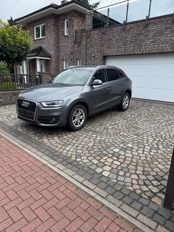 Grau Gebraucht 2011 Audi Q3 Ambiente SUV | 12.900 € (Fairer Preis) - Bild 1/4
