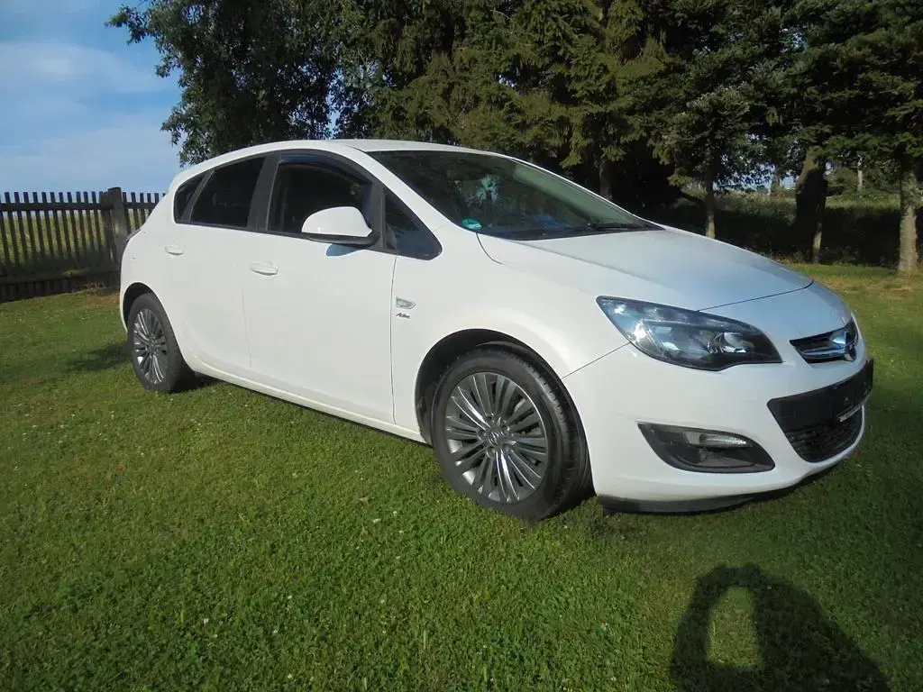 Gebraucht Opel Astra 110 PS (80 kW) 2014 Weiß Limousine