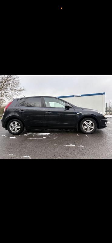 Gebraucht Hyundai i30 109 PS (80 kW) 2010 Schwarz Limousine