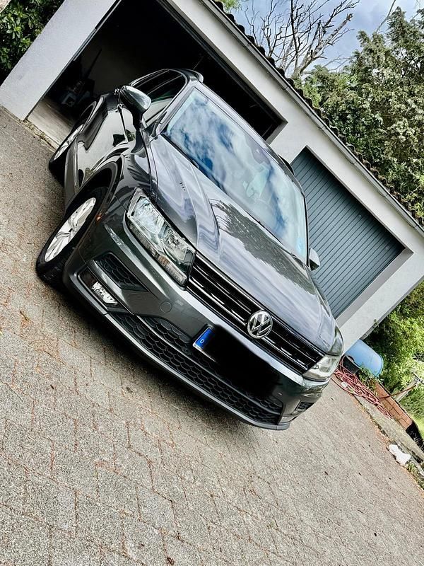 Grau Gebraucht 2018 VW Tiguan Comfortline SUV | 19.500 € (Superpreis) - Bild 1/4
