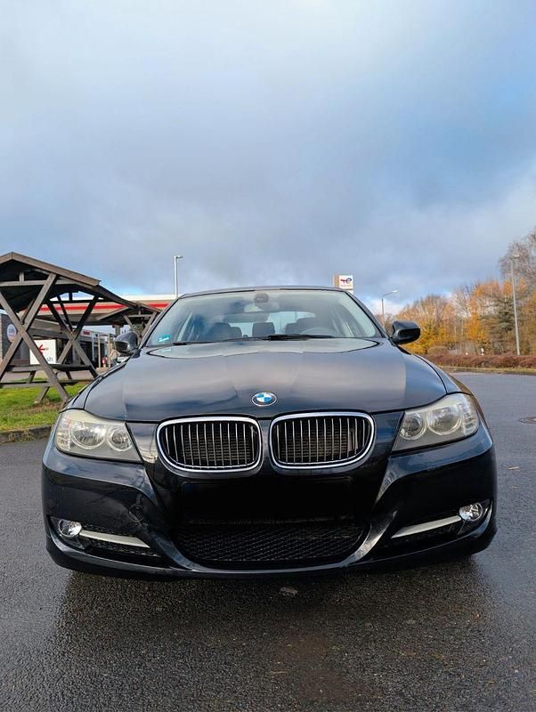 Gebraucht BMW 318 143 PS (105 kW) 2011 Schwarz Limousine
