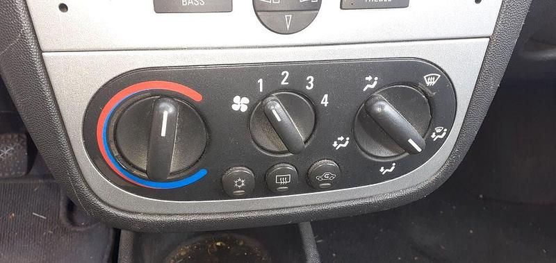 Silber Gebraucht 2009 Opel Combo Van / Kleinbus | 600 € (Guter Preis) - Bild 1/4