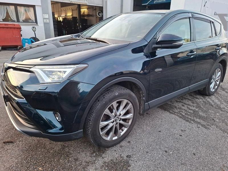 Grün Gebraucht 2017 Toyota RAV4 Executive SUV | 16.600 € (Fairer Preis) - Bild 1/4