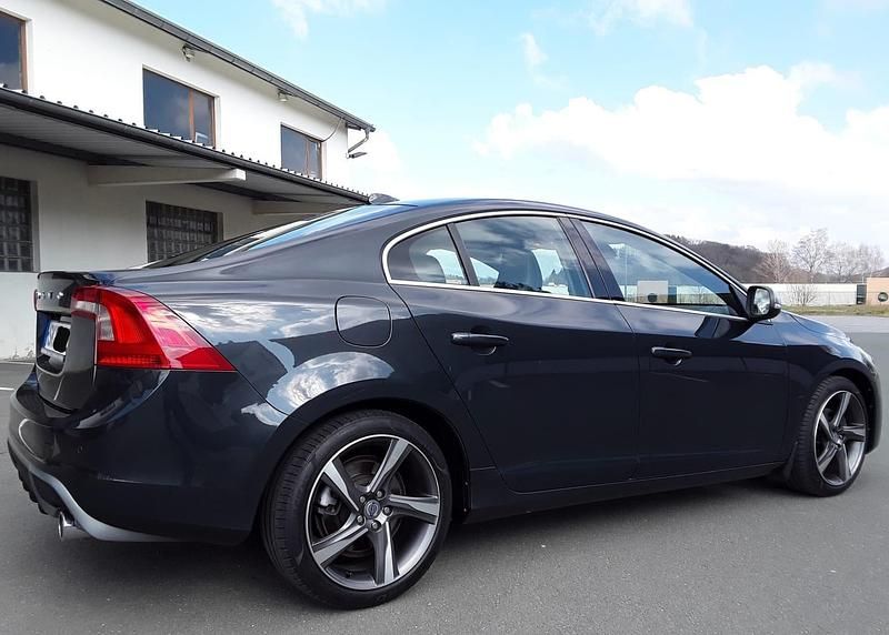 Grau Gebraucht 2012 Volvo S60 R-Design Limousine | 6.650 € (Superpreis) - Bild 1/4