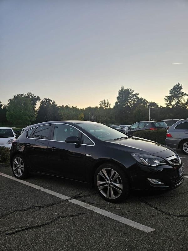 Schwarz Gebraucht 2011 Opel Astra Kleinwagen | 4.000 € (Fairer Preis) - Bild 1/4