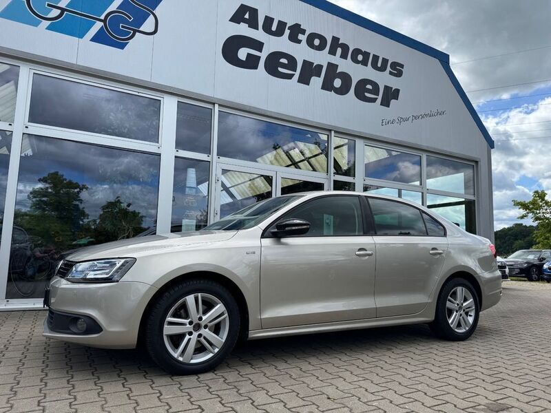 Beige Gebraucht 2013 VW Jetta Match Limousine | 10.950 € (Teuer) - Bild 1/4