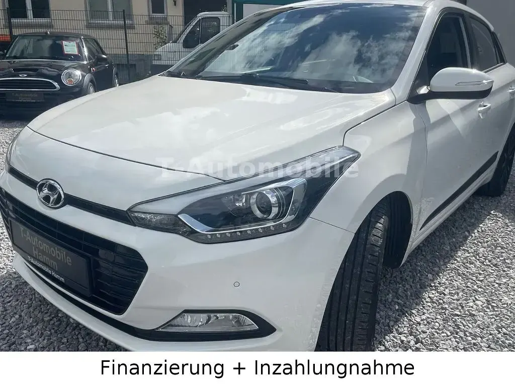 Gebraucht Hyundai i20 Style 101 PS (74 kW) 2016 Weiß Limousine