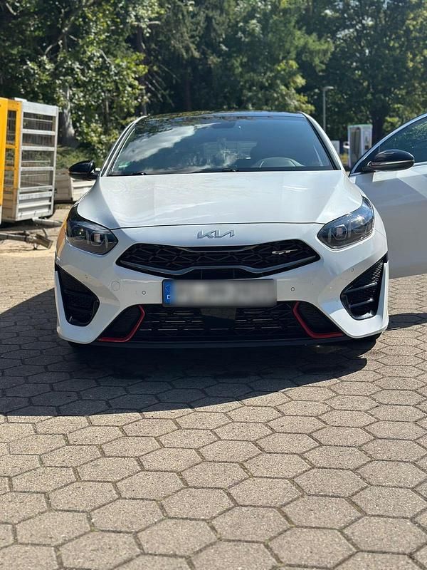 Weiß Gebraucht 2022 Kia ProCeed GT Kleinwagen | 29.999 € (Teuer) - Bild 1/4