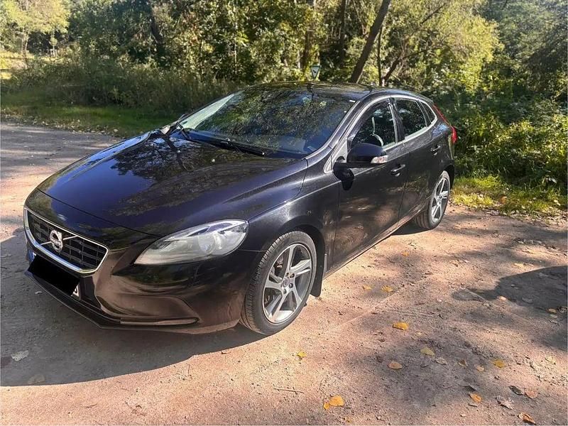 Schwarz Gebraucht 2015 Volvo V40 Linje You! Limousine | 8.980 € (Guter Preis) - Bild 1/4