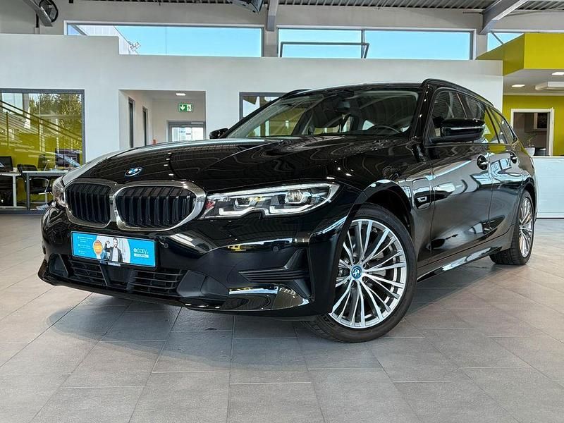 Schwarz Gebraucht 2022 BMW 320e Sport Line Kombi | 26.999 € (Etwas zu teuer) - Bild 1/4