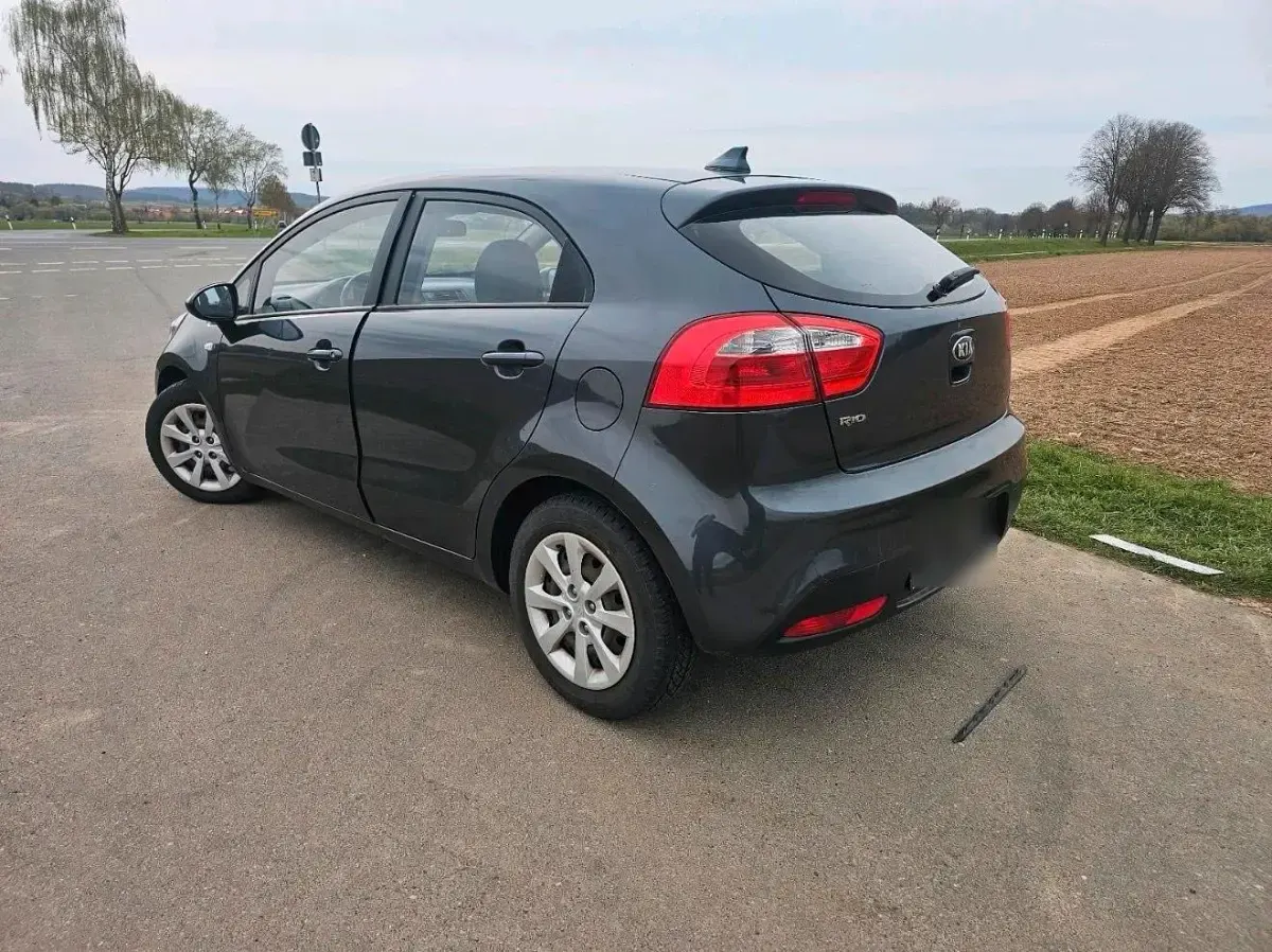 Gebraucht Kia Rio 85 PS (62 kW) 2014 Grau Kleinwagen