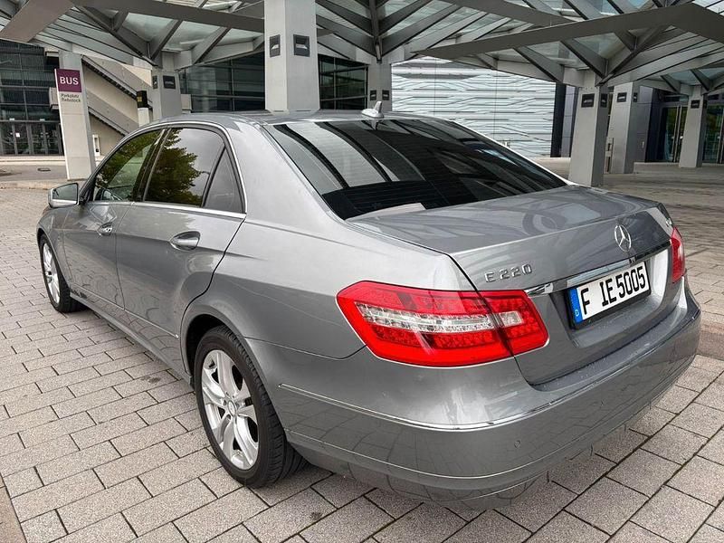 Gebraucht Mercedes E220 Avantgarde 170 PS (125 kW) 2011 Grau Limousine