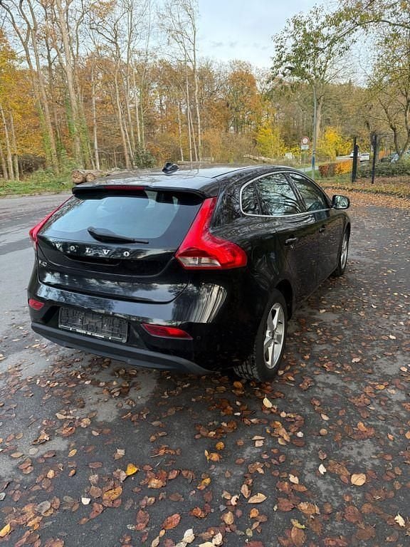 Gebraucht Volvo V40 Momentum 114 PS (83 kW) 2013 Schwarz Limousine
