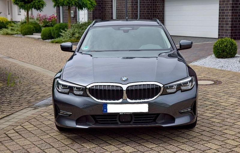 Grau Gebraucht 2020 BMW 320 Performance Kombi | 19.500 € (Guter Preis) - Bild 1/4
