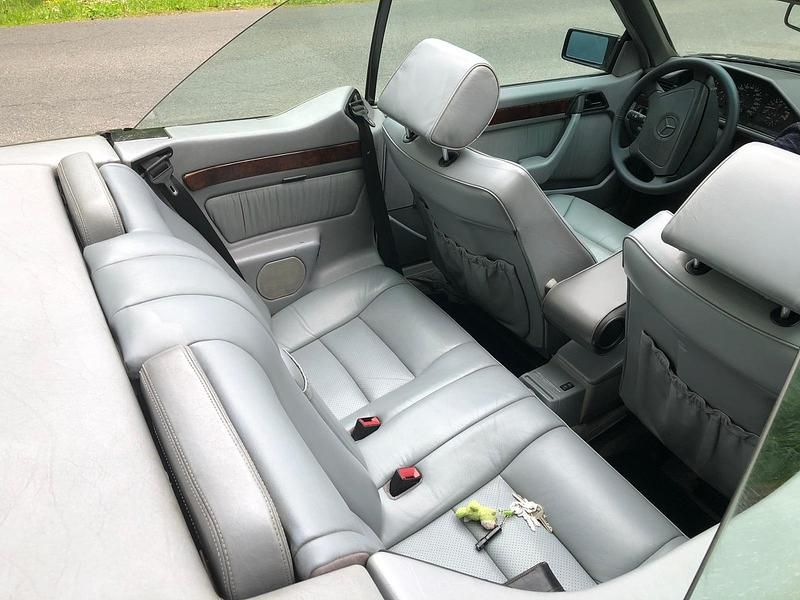 Second-hand Mercedes E300 220 CP (161 kW) 1992 Negru Cabrio
