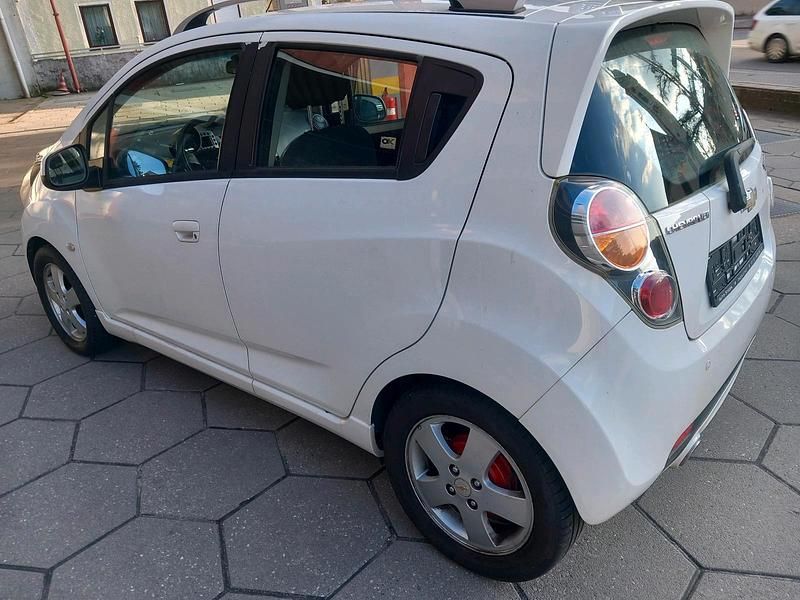 Gebraucht Chevrolet Spark 90 PS (66 kW) 2012 Weiß Kleinwagen