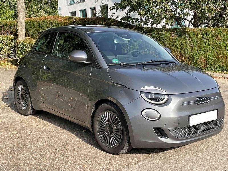 Grau Gebraucht 2021 Fiat 500e Icon Kleinwagen | 17.600 € (Fairer Preis) - Bild 1/4