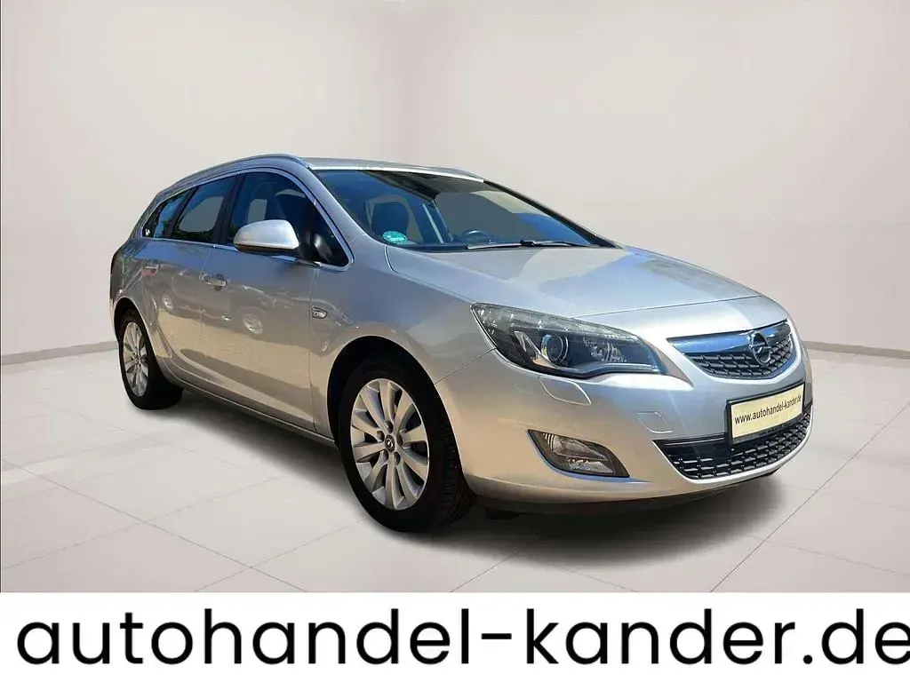Używany Opel Astra Innovation 110 KM (80 kW) 2011 Szary Sedan/Limuzyna