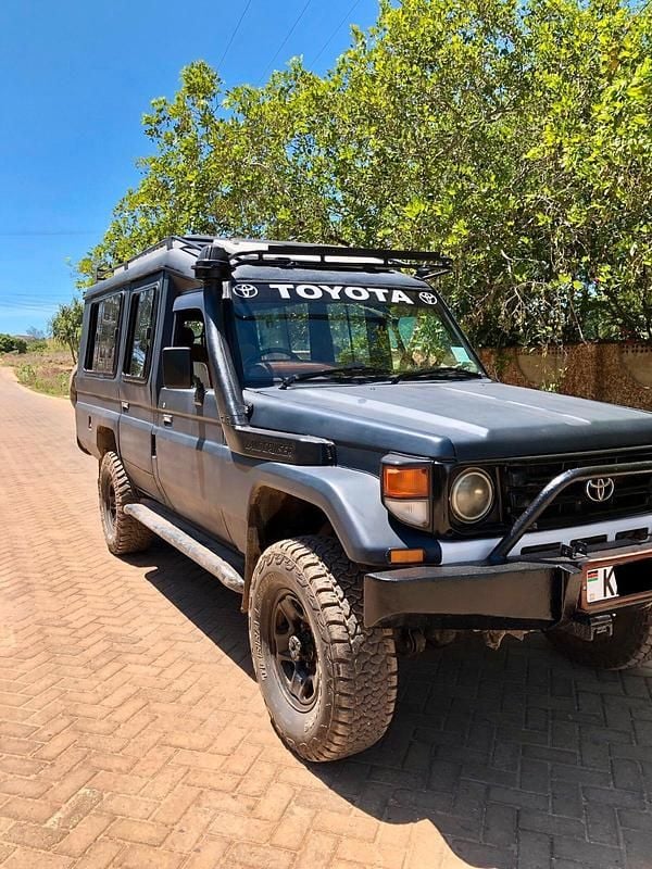 Blau Gebraucht 2002 Toyota Land Cruiser SUV | 21.500 € - Bild 1/4