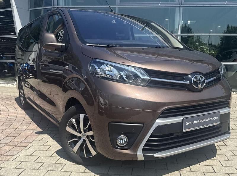 Barriquebraun metallic Gebraucht 2023 Toyota Proace Verso Comfort Kombi | 35.980 € (Fairer Preis) - Bild 1/4