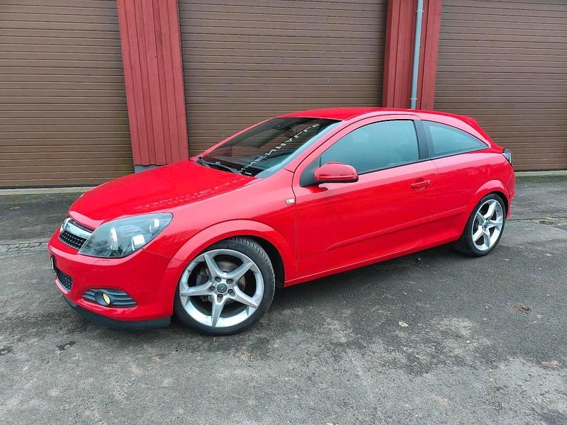 Rot Gebraucht 2008 Opel Astra GTC Sport Limousine | 2.690 € (Fairer Preis) - Bild 1/4