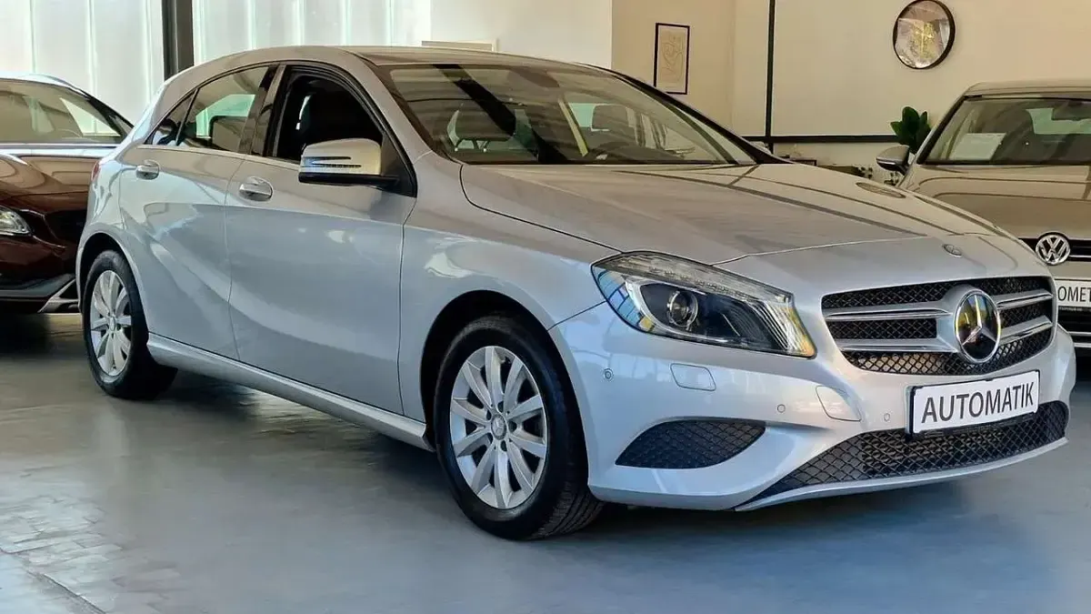 Gebraucht Mercedes A180 122 PS (89 kW) 2014 Silber Kleinwagen