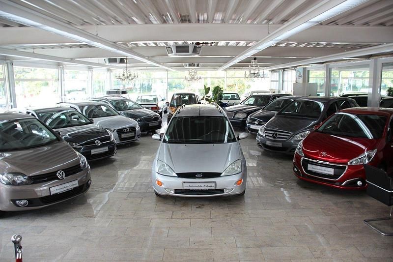 Grau Gebraucht 1999 Ford Focus Ghia Kombi | 1.950 € (Fairer Preis) - Bild 1/4