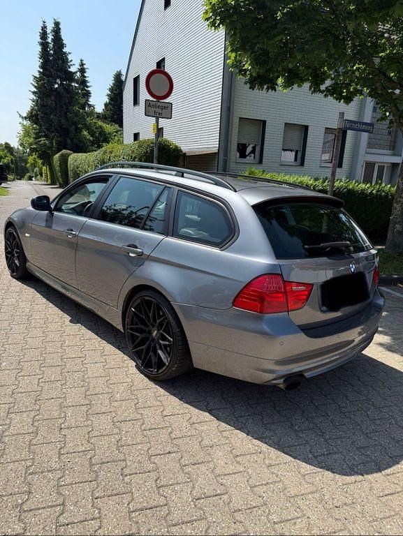 Grau Gebraucht 2010 BMW 320 Kombi | 6.100 € (Fairer Preis) - Bild 1/4