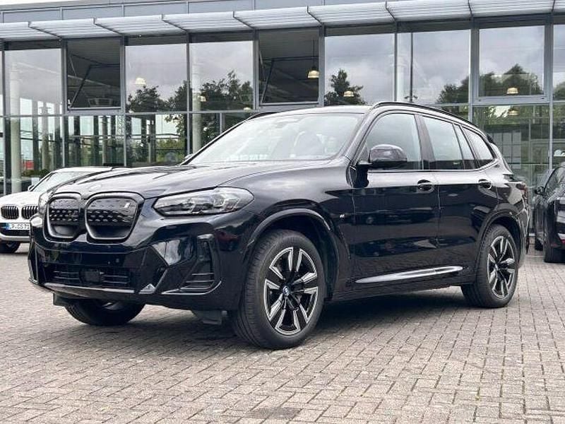 Carbonschwarz (metallic) Gebraucht 2024 BMW iX3 Sport Line SUV | 48.060 € (Superpreis) - Bild 1/4