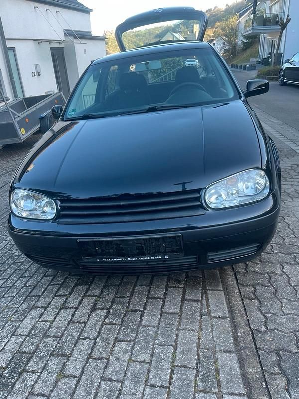 Schwarz Gebraucht 2001 VW Golf IV Kleinwagen | 500 € (Superpreis) - Bild 1/4