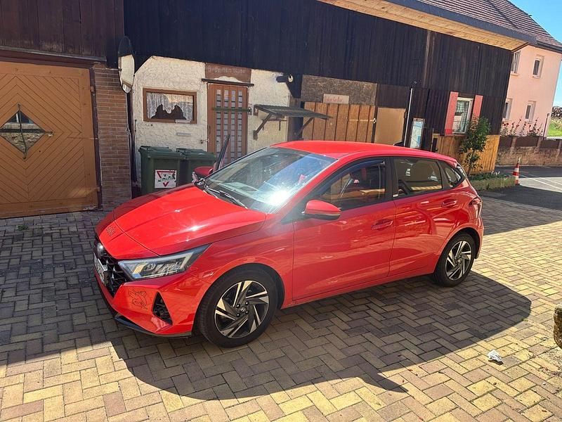 Rot Gebraucht 2021 Hyundai i20 Kleinwagen | 15.900 € (Fairer Preis) - Bild 1/4