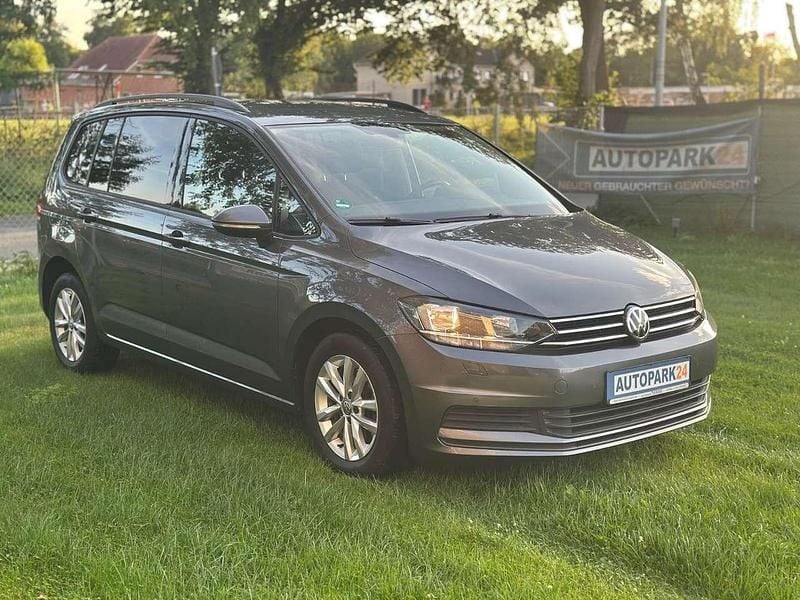 Grau Gebraucht 2017 VW Touran Comfortline Van / Kleinbus | 16.749 € (Guter Preis) - Bild 1/4