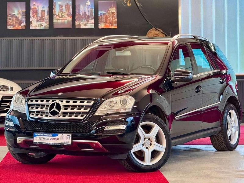 Obsidianschwarz metalliclack Gebraucht 2011 Mercedes ML350 Sport SUV | 20.400 € (Etwas zu teuer) - Bild 1/4